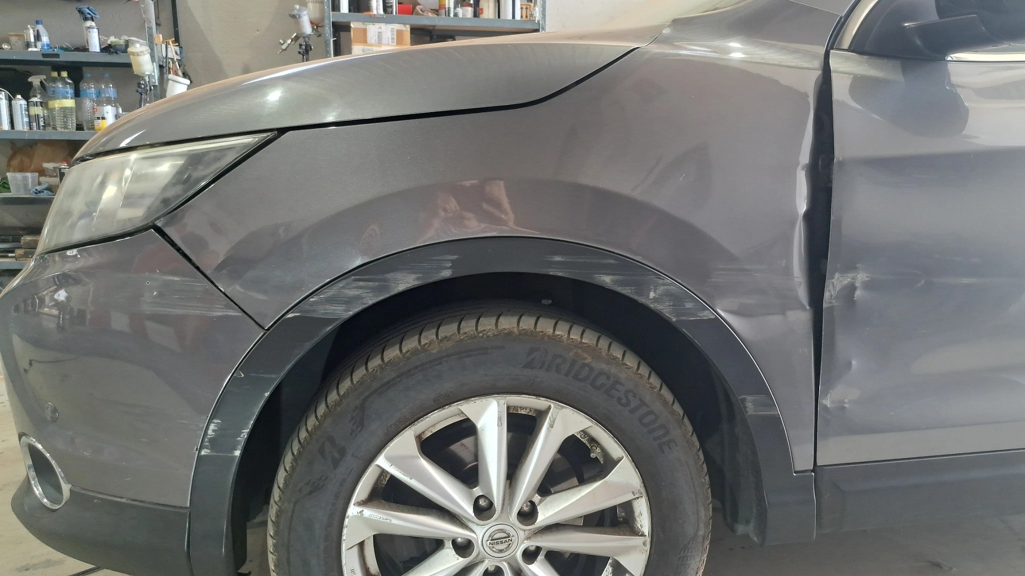 Aleta delantera Nissan Qashqai antes de la reparación