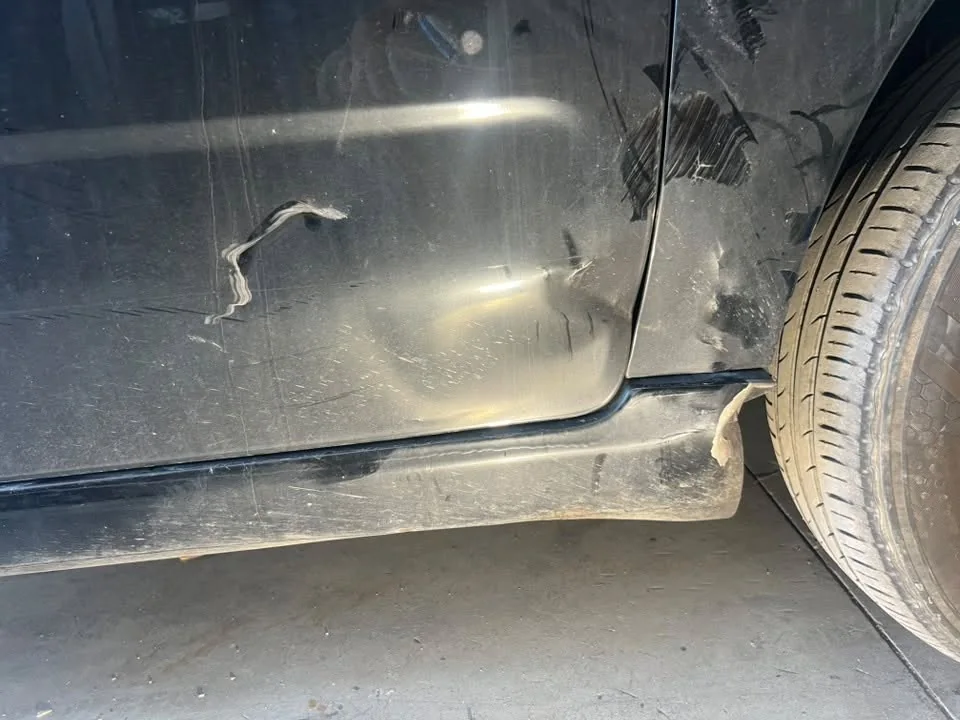 Fiat 500 před opravou karoserie s poškozením dveří a prahu v Torrevieja