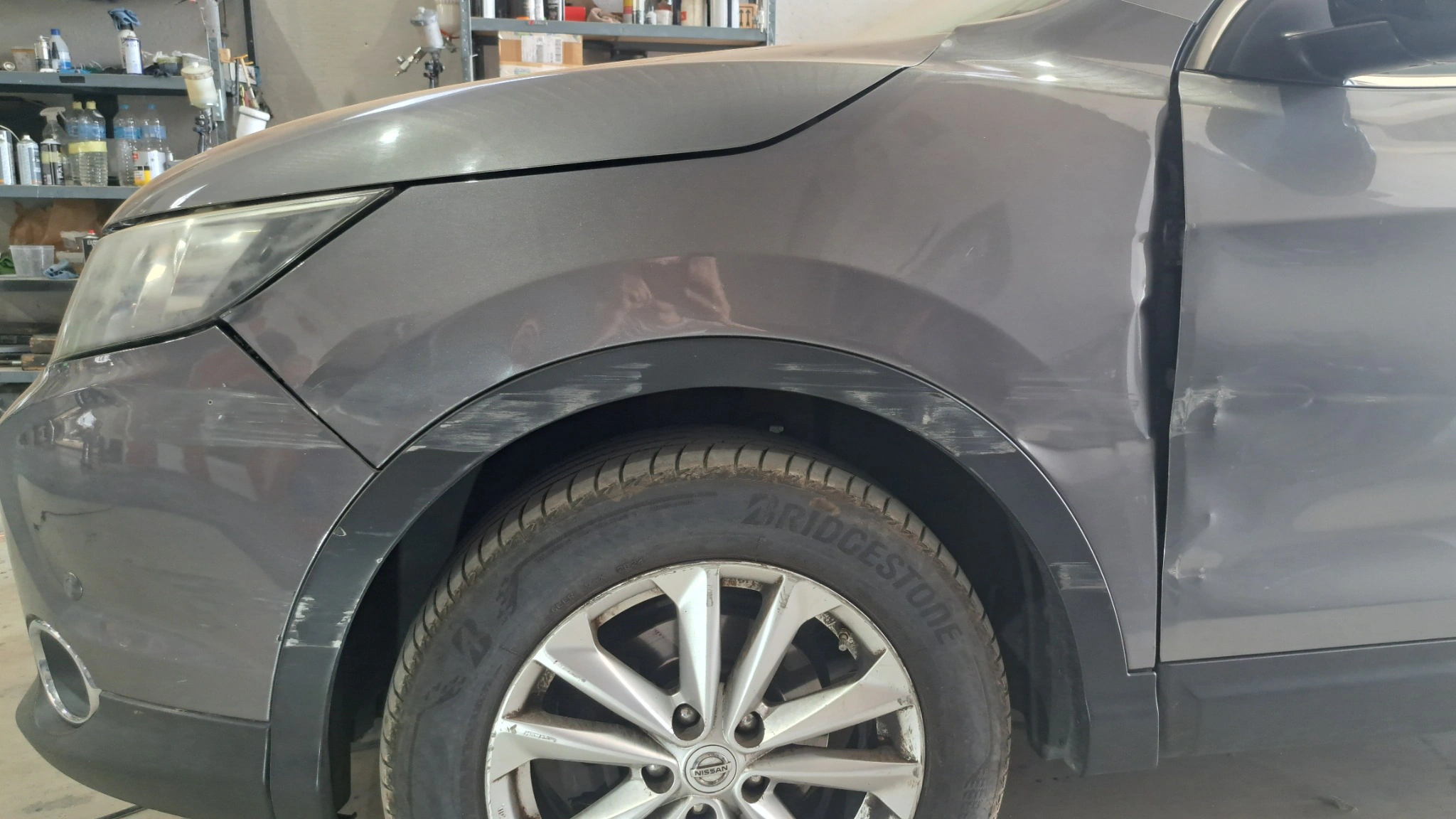 Parafango anteriore Nissan Qashqai prima della riparazione